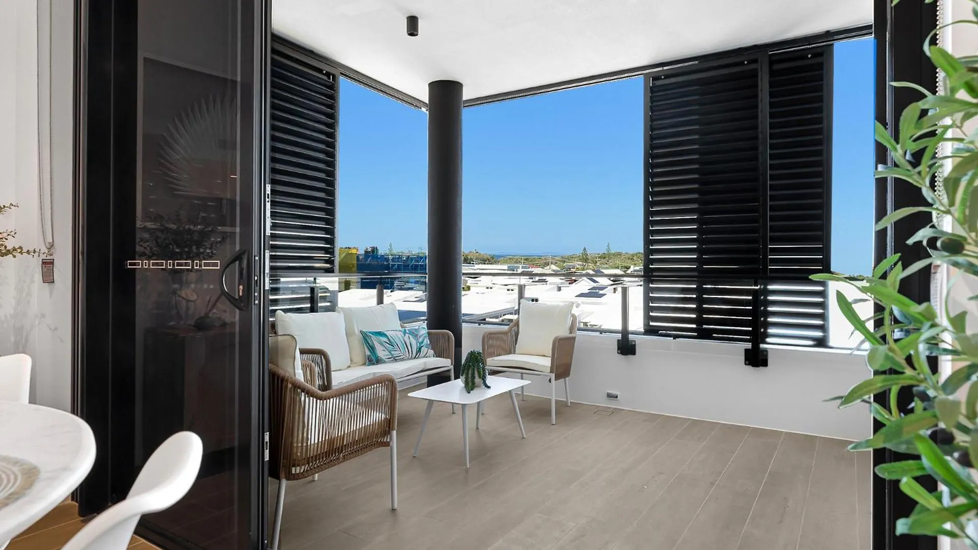 Zinc Bokarina Beach Apartment Kawana Waters Australia